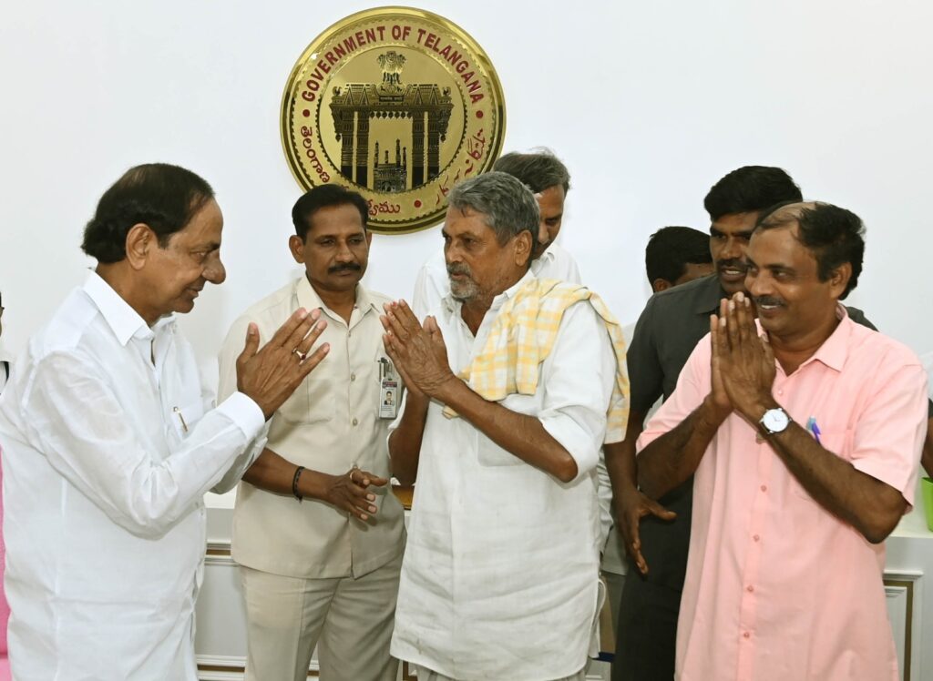 తాతల తండ్రుల కాలం నుంచి తరతరాలుగా గ్రామాల్లో సహాయకులుగా పనిచేస్తున్న వీఆర్ఏలకు పే స్కేలు అమలు చేస్తూ, వారిని ప్రభుత్వ ఉద్యోగులుగా పర్మినెంట్ చేస్తూ ఆదివారం నాడు ఇచ్చిన మాట ప్రకారం సీఎం కేసీఆర్ సోమవారం నాడు సచివాలయంలో జీవో కాపీని వీఆర్ఏ జేఏసీ నేతలకు అందజేశారు.

సచివాలయం నుంచి అంబేద్కర్ విగ్రహం వరకు ర్యాలీగా మాజీ వీఆర్ఏలు. అంబేద్కర్ విగ్రహానికి నివాళ్ళు అర్పించిన మాజీ వీఆర్ఏలు. తెలంగాణ ప్రభుత్వ ఉద్యోగులుగా తమను గుర్తించినందుకు కేసీఆర్ కు కృతజ్ఞతలు తెలిపిన మాజీ వీఆర్ఏలు. కేసీఆర్ చిత్రపటానికి పాలాభిషేకం చేసిన మాజీ వీఆర్ఏలు