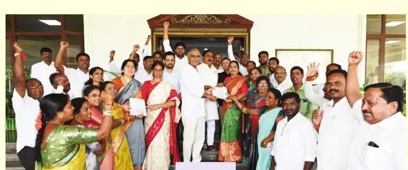 మహిళా సంఘం సహాయకులకు (వీఓఏ) లకు ముఖ్యమంత్రి రాఖీ పండుగ కానుక.. వారి నెల జీతాలు పెంచుతూ సీఎం నిర్ణయం

విలేజ్ ఆర్గనైజేషన్ అసిస్టెంట్స్ ల గౌరవ వేతనం పెంచుతూ సీఎం కేసీఆర్ నిర్ణయం తీసుకున్నారు. రూ.3900 నుంచి రూ.5వేలకు వేతనం పెంచుతూ ప్రభుత్వం ఉత్తర్వులు జారీ చేయగా.. అదనపు సాయం రూ.3వేలతో కలిసి మొత్తంగా నెలకు వీరు రూ.8వేలు అందుకోనున్నారు. ప్రభుత్వ నిర్ణయంతో 17,608 మంది వీఓఏలకు చేకూరనుంది