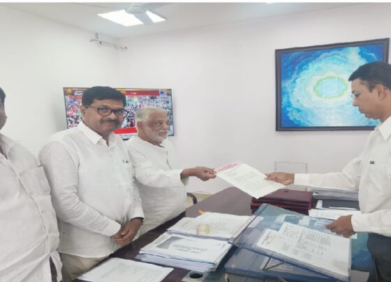 BRS asked ECI not to Stop Rythu Bandhu Payout on 28 Nov 2023 Congress asked ECI to Stop Ravanth Reddy