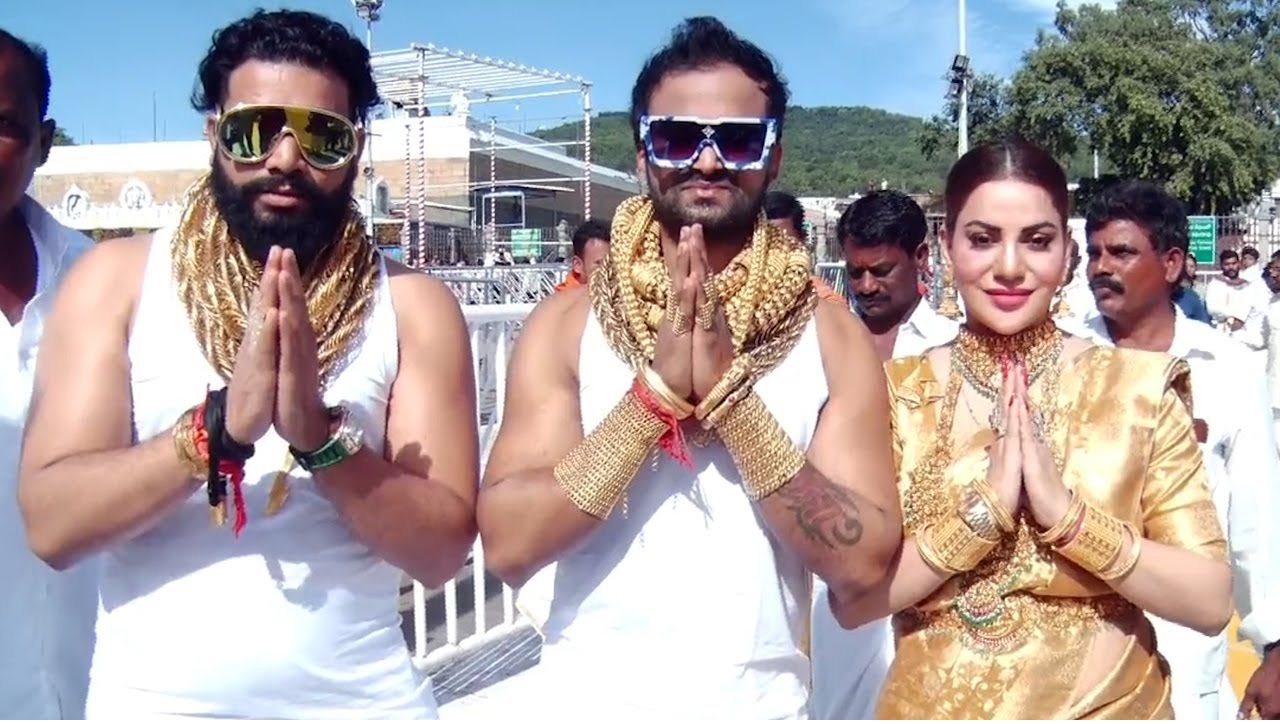 Pune Family Wears 25 Kgs of Gold During TTD Tirumala balaji Visit Video