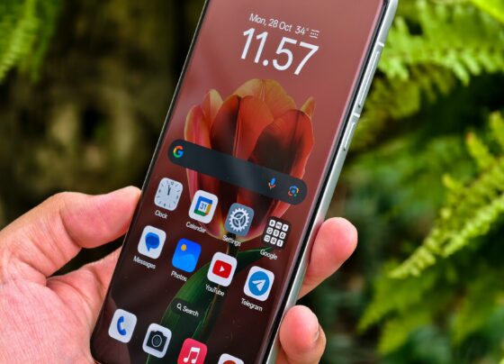 OPPO has unveiled its flagship Find X8 Pro, a smartphone that pushes the boundaries of mobile technology. From capturing breathtaking moments during the thrilling PSG vs. Atletico Madrid UEFA Champions League clash to redefining flagship standards, the Find X8 Pro is a masterpiece of innovation. This article dives into the device's features, specifications, pricing, and why it is poised to dominate the premium smartphone market. Exceptional Camera Capabilities with Hasselblad Master Technology The OPPO Find X8 Pro features a cutting-edge Hasselblad Master Camera System, designed for professional-grade photography. Equipped with four 50MP sensors, including two telephoto lenses, the device delivers unparalleled clarity and versatility. Main Camera: A 50MP Sony LYT808 sensor with OIS ensures vivid colors and stunning detail in every shot. Ultra-Wide Camera: The 50MP Samsung 5KJN5 sensor provides a wide field of view with advanced autofocus capabilities. 3X Telephoto Lens: Powered by a Sony LYT600 sensor, this lens delivers exceptional zoom clarity with OIS. 6X Periscope Telephoto Lens: The Sony IMX858 sensor enables breathtaking optical zoom for long-range photography. Whether capturing Ousmane Dembele’s heated exchange with the referee or PSG ultras' vibrant tifo displays, the Find X8 Pro excels under various lighting and motion conditions. Immersive Display for Unmatched Visual Experience The Find X8 Pro boasts a 6.78-inch AMOLED Infinite View Display with a 120Hz dynamic refresh rate, ensuring smooth visuals and vibrant colors. Additional features include: Protection: Gorilla Glass 7i with IP68 and IP69 ratings, safeguarding against water and dust. Peak Brightness: A stunning 4500 nits for effortless visibility under direct sunlight. Adaptive Technology: Dual ambient sensors optimize color temperature and brightness based on surroundings, providing a comfortable viewing experience. Flagship-Level Performance Under the hood, the MediaTek Dimensity 9400 processor powers the Find X8 Pro, making it a beast for multitasking, gaming, and productivity. Paired with 16GB of LPDDR5X RAM and 512GB UFS 4.0 storage, the device guarantees lightning-fast performance. Key features include: AI-powered tools such as AI Clarity Enhance and AI Document for improved productivity. ColorOS 15 (based on Android 15) ensures a seamless, intuitive user experience with guaranteed updates for five years. Revolutionary Battery Technology The 5910mAh silicon-carbon battery supports ultra-long battery life, perfect for heavy users. With 80W SUPERVOOCTM wired charging and 50W AIRVOOCTM wireless charging, you’ll never have to worry about downtime. Stylish and Durable Design Elegance meets durability with the OPPO Find X8 Pro’s lightweight build. At just 215g, the phone combines a sleek profile with top-tier materials, including aluminum and Gorilla Glass. Available in Space Black and Pearl White, the device exudes sophistication. Expanded OPPO Ecosystem Alongside the Find X8 series, OPPO introduced the OPPO Pad 3 and Enco X3i earbuds, showcasing its commitment to a holistic tech ecosystem. Although these accessories aren’t yet available in India, their global launch sets the stage for an enhanced user experience. Pricing and Availability in India The OPPO Find X8 Pro is priced at ₹99,999 and is available in a single 16GB + 512GB variant. The standard OPPO Find X8 offers two configurations: 12GB + 256GB: ₹69,999 16GB + 512GB: ₹79,999 Starting December 3, customers can purchase the devices from OPPO's e-store, Flipkart, and other retail outlets. Pre-orders are live now, featuring bank offers and exchange deals for added savings. Why Choose the OPPO Find X8 Pro? Pete Lau, OPPO’s SVP and Chief Product Officer, sums it up best: "The Find X8 Series blends elegance with cutting-edge engineering, delivering professional-level photography, ultra-long battery life, and unparalleled performance. It redefines what smartphones can achieve." If you're looking for a smartphone that offers professional-grade photography, top-tier performance, and an immersive display, the OPPO Find X8 Pro is a worthy investment. Pre-order now and experience the future of mobile technology!