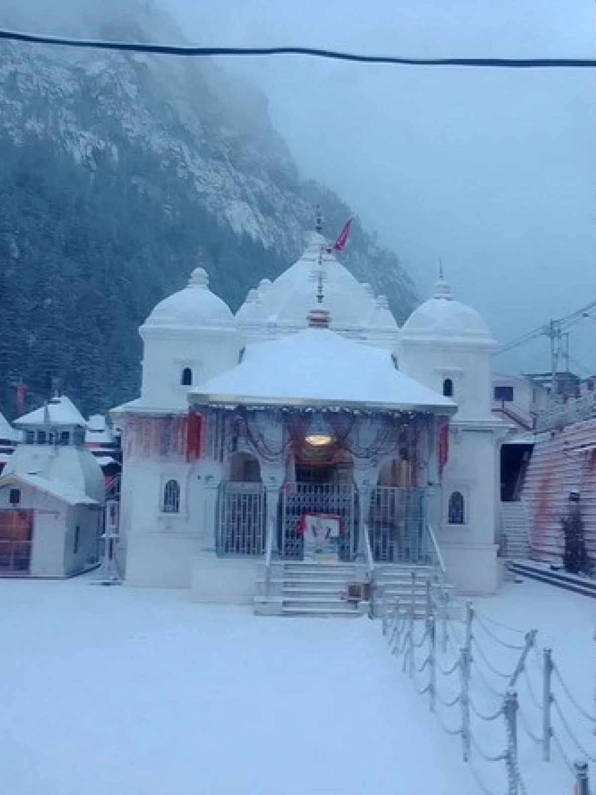 Gangotri Dham Snowfall: A Mesmerizing Scene Amidst Nature’s Glory