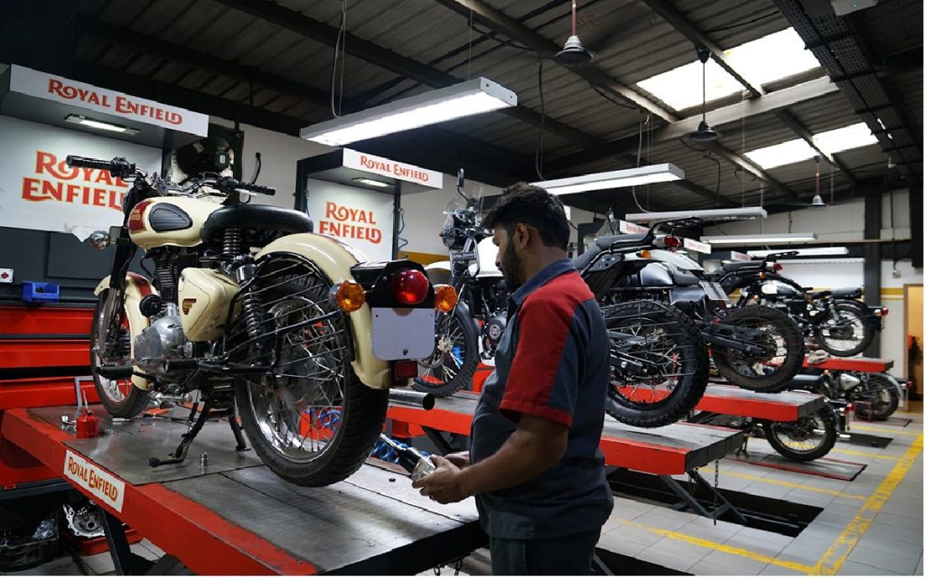 Royal Enfield Motorcycles Now Available on Flipkart: Revolutionary E-commerce Partnership Transforms Indian Motorcycle Buying Experience Royal Enfield has achieved a groundbreaking milestone in India's motorcycle industry by becoming the first mid-size motorcycle brand to sell its complete 350cc portfolio through e-commerce giant Flipkart. This strategic partnership, launched on September 22, 2025, represents a revolutionary shift in how premium motorcycles reach digital-first customers across five major Indian metropolitan cities. The collaboration coincides perfectly with the implementation of GST 2.0 reforms that reduced taxation on motorcycles under 350cc from 28% to 18%, resulting in price reductions of up to ₹22,000 across Royal Enfield's popular 350cc range. This dual advantage of digital accessibility and significant cost savings positions Royal Enfield at the forefront of India's evolving automotive retail landscape. Royal Enfield 350cc Price Reductions After GST Cut - September 2025 Digital Transformation: Royal Enfield's Strategic Entry into E-commerce Partnership Details and Market Positioning Royal Enfield's collaboration with Flipkart marks a paradigm shift in motorcycle retailing, making premium motorcycles accessible with just a few clicks. B. Govindarajan, Managing Director of Eicher Motors Ltd. and CEO of Royal Enfield, emphasized that this partnership enables the brand to "meet today's digital-first customers where they are, requiring a simple, convenient way to explore and purchase their motorcycles online". The initiative launches initially in five strategically selected metropolitan areas: Bengaluru, Gurugram, Kolkata, Lucknow, and Mumbai. These cities represent key markets with high digital adoption rates and substantial motorcycle demand, providing an ideal testing ground for Royal Enfield's e-commerce strategy. Map of India showing major cities including Bangalore, Kolkata, Lucknow, and Mumbai highlighted as key markets for Royal Enfield bikes on Flipkart Complete 350cc Portfolio Availability The entire Royal Enfield 350cc lineup becomes available through Flipkart, including the Hunter 350, Classic 350, Bullet 350, Meteor 350, and the recently launched Goan Classic 350. This comprehensive approach ensures that customers have access to the brand's complete mid-size motorcycle range, catering to diverse preferences from urban commuting to long-distance touring. Each model features Royal Enfield's advanced 349cc J-series engine, delivering 20.2 bhp and 27 Nm of torque through a smooth 5-speed transmission. This consistent powerplant ensures reliability and performance across the entire 350cc range while maintaining the characteristic Royal Enfield riding experience. GST 2.0 Impact: Significant Price Reductions Across 350cc Range Comprehensive Price Restructuring The implementation of GST 2.0 has created substantial benefits for Royal Enfield customers, with the company passing on the complete tax reduction directly to consumers. The entry-level Hunter 350 now starts at ₹1.37 lakh for the Factory variant, representing a decrease of ₹12,260 from its previous pricing. The Classic 350, one of Royal Enfield's best-selling models, has received price reductions ranging from ₹16,000 to ₹19,000 across different variants. The base Redditch SC variant now costs ₹1.81 lakh, while the premium Emerald Green variant is priced at ₹2.15 lakh, making these iconic motorcycles significantly more accessible to Indian consumers. Market Impact and Consumer Benefits Royal Enfield's decision to implement full GST benefit transfer demonstrates the brand's commitment to customer value. The Meteor 350 cruiser series has become more affordable by ₹17,000 to ₹19,000 across its Fireball, Stellar, Aurora, and Supernova variants, with prices starting at ₹1.91 lakh. The recently launched Goan Classic 350 has also benefited from the GST reduction, with variants like Purple Haze and Shack Black priced at ₹2.17 lakh, representing reductions of nearly ₹19,500. These price adjustments make Royal Enfield motorcycles competitive against both domestic and international brands while maintaining their premium positioning. Customer Experience: Seamless Integration of Digital and Physical Services Omnichannel Approach to Motorcycle Sales Royal Enfield has designed its e-commerce strategy to maintain the personal touch that defines the brand experience. While customers can browse, configure, and purchase motorcycles online through Flipkart, the final delivery and after-sales support are managed by the customer's preferred Royal Enfield authorized dealer in their respective cities. This hybrid approach ensures that customers receive the convenience of online shopping combined with the personalized service and expertise of local dealerships. The strategy maintains Royal Enfield's reputation for quality customer service while embracing digital transformation trends. Flexible Payment Options and Benefits Customers purchasing Royal Enfield motorcycles through Flipkart gain access to various flexible payment methods, including no-cost EMI options and bank offers. The timing of the launch with Flipkart's Big Billion Days Sale provides additional value through promotional discounts and exclusive deals. The integration with Flipkart's payment infrastructure enables customers to leverage credit facilities and installment plans, making premium motorcycles more accessible to younger demographics and first-time buyers. This financial flexibility aligns with Royal Enfield's goal of expanding its customer base while maintaining brand prestige. Royal Enfield motorcycle dealership showcasing multiple models in front of a well-lit showroom in India Target Market Analysis: Reaching Digital-First Customers Demographic Insights and Consumer Behavior Royal Enfield's e-commerce initiative specifically targets India's growing population of digital-first consumers, particularly young professionals aged 20-35 years. Research indicates that this demographic represents approximately 35% of Royal Enfield's customer base, making them a crucial segment for digital engagement strategies. Royal Enfield Customer Demographics and Market Segmentation - 2025 The brand's customer segmentation reveals a diverse mix of adventure enthusiasts (25%), middle-income urban riders (20%), brand loyalists and collectors (15%), and first-time motorcycle buyers (5%). This varied demographic profile necessitates a multichannel approach that combines digital convenience with traditional dealership experiences. Urban Market Penetration Strategy The selection of Bengaluru, Gurugram, Kolkata, Lucknow, and Mumbai as initial launch cities reflects Royal Enfield's strategic focus on high-potential urban markets. These metropolitan areas demonstrate strong digital adoption rates, higher disposable incomes, and established motorcycle cultures that align with Royal Enfield's brand positioning. India's premium motorcycle market has shown remarkable growth, with volumes climbing from 19 lakh units in FY19 to 23 lakh units in FY25. The market share of premium motorcycles (above 150cc) has increased from 14% to 19% during the same period, indicating strong consumer appetite for higher-capacity motorcycles. Industry Context: E-commerce Evolution in Indian Automotive Sector Changing Consumer Preferences The Indian two-wheeler industry is experiencing significant premiumization, with consumers increasingly preferring motorcycles with higher engine capacities and advanced features. This trend aligns perfectly with Royal Enfield's product portfolio and positioning as a premium motorcycle manufacturer. Royal Enfield's e-commerce entry comes at a time when India's overall motorcycle market reached 19.6 million units in FY25, comparable to pre-COVID levels. The brand has demonstrated exceptional growth, with sales exceeding one million units in the last fiscal year, representing a 16.8% increase. Digital Transformation Trends The partnership with Flipkart reflects broader digital transformation trends across India's automotive sector. E-commerce platforms are becoming increasingly important for reaching younger consumers who prefer online research and purchasing over traditional dealership visits. Royal Enfield has invested significantly in digital marketing and customer relationship management, utilizing AI-driven personalization to improve customer engagement rates by 100%. The brand's digital ecosystem has grown substantially, building a community of 7.8 million loyalists and making it India's second-most engaging brand. Competitive Landscape and Market Implications First-Mover Advantage in Premium Segment Royal Enfield's initiative represents the first time a mid-size motorcycle brand in India has offered direct e-commerce sales of an entire portfolio. This first-mover advantage positions the company ahead of competitors in embracing digital transformation and meeting evolving customer expectations. The strategic timing with GST benefits and Flipkart's Big Billion Days Sale creates a compelling value proposition for customers. The combination of convenience, competitive pricing, and brand prestige offers significant competitive advantages in India's crowded motorcycle market. Impact on Traditional Dealership Models The hybrid approach adopted by Royal Enfield demonstrates how traditional automotive retail can evolve without completely displacing existing dealership networks. By maintaining dealer involvement in delivery and after-sales service, the company preserves valuable customer relationships while expanding digital reach. This model could serve as a template for other premium motorcycle manufacturers looking to embrace e-commerce without alienating their dealer partners. The success of this initiative may influence broader industry adoption of similar hybrid retail strategies. Future Expansion and Growth Prospects Planned Market Expansion Royal Enfield has indicated plans to expand the e-commerce initiative to additional cities beyond the initial five metropolitan markets. This phased expansion approach allows the company to refine its digital processes and customer experience before scaling nationwide. Royal Enfield motorcycles undergoing maintenance in an authorized showroom service area in India The brand's strong performance in FY25, with record sales and market share gains, provides a solid foundation for digital expansion. The success of the Flipkart partnership could accelerate Royal Enfield's plans for broader e-commerce adoption across India. Illustration of Flipkart logo surrounded by digital devices and books symbolizing online shopping variety on the platform Technology Integration and Innovation Royal Enfield's digital transformation extends beyond basic e-commerce functionality to include advanced features like 3D configurators and personalized customer experiences. The brand has developed India's first 3D online motorcycle configurator, allowing customers to customize their bikes before purchase. Royal Enfield motorcycle dealership with multiple bike models displayed outside a modern glass-front showroom in India The integration of AI-powered recommendations and predictive analytics helps Royal Enfield deliver personalized content and product suggestions to individual customers. This technological sophistication enhances the online shopping experience and builds stronger customer relationships. Conclusion: Pioneering the Future of Motorcycle Retail Royal Enfield's partnership with Flipkart represents a watershed moment in Indian motorcycle retail, successfully combining digital innovation with traditional service excellence. The initiative addresses the evolving needs of digital-first customers while maintaining the personal touch that defines the Royal Enfield ownership experience. The strategic timing with GST 2.0 benefits creates unprecedented value for customers, making premium motorcycles more accessible than ever before. The comprehensive approach, covering the entire 350cc portfolio across five major cities, demonstrates Royal Enfield's commitment to digital transformation without compromising brand values. As India's motorcycle market continues evolving toward premiumization and digital adoption, Royal Enfield's e-commerce initiative positions the brand at the forefront of industry transformation. The success of this partnership could influence broader automotive retail strategies and accelerate the adoption of hybrid online-offline purchasing models across the Indian automotive sector. This groundbreaking initiative reinforces Royal Enfield's position as not just a motorcycle manufacturer, but as an innovative lifestyle brand that adapts to changing consumer preferences while preserving its rich heritage and authentic riding culture. The combination of digital accessibility, competitive pricing, and unwavering quality standards creates a compelling proposition for India's next generation of motorcycle enthusiasts.